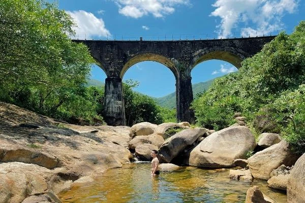 Cầu vòm tuyệt đẹp ở đèo Hải Vân, điểm check-in không nên bỏ qua