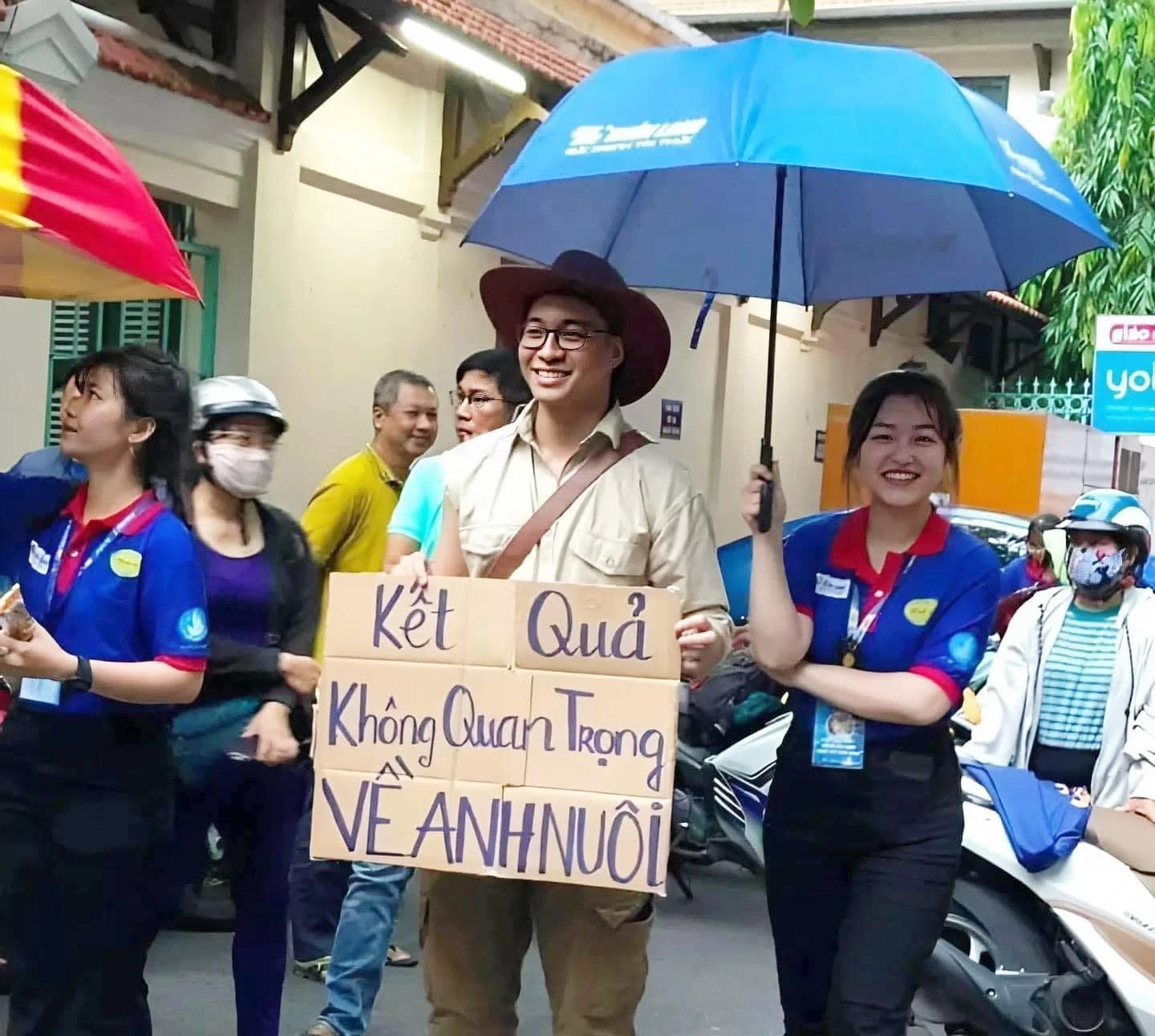 “Thi trượt anh nuôi” và những tấm banner độc đáo cổ vũ sĩ tử