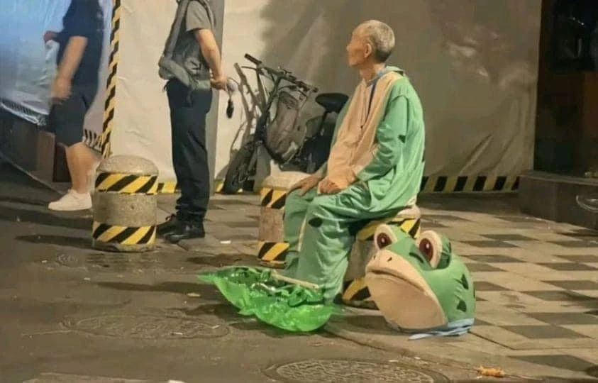 Nhói lòng hình ảnh mưu sinh của cụ ông dưới bộ mascot chú ếch