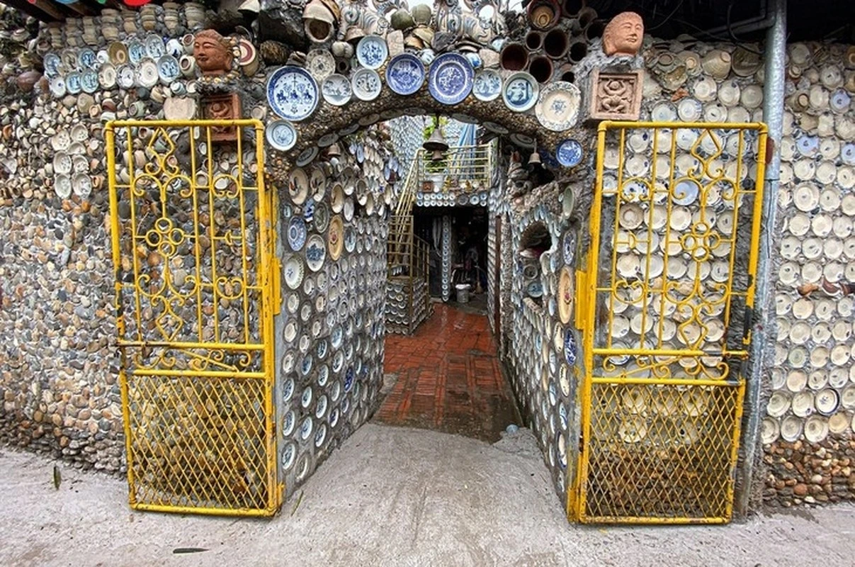 Ngôi nhà 20 tỷ không bán được làm từ hàng ngàn chiếc đĩa cổ