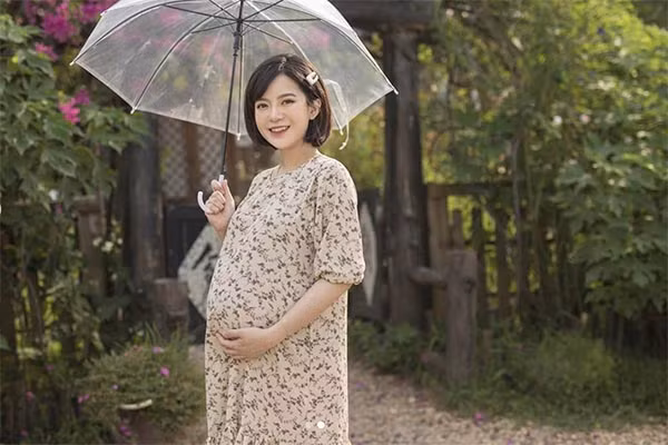 Hot girl Tú Linh MU “sòn sòn” hạ sinh 2 nhóc tỳ cực yêu