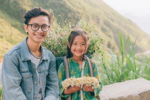 Bán hoa ven đường, bé gái dân tộc hút hồn nhờ nụ cười tan chảy