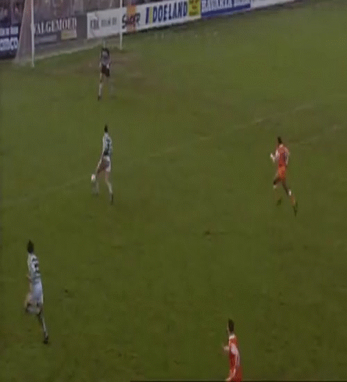 Sự hiểu ăn ý giữa thủ môn và hậu vệ rất quan trọng, chỉ cần sự không hiểu ý giữa cặp đôi này sẽ trở thành pha đá phản lưới chết người.