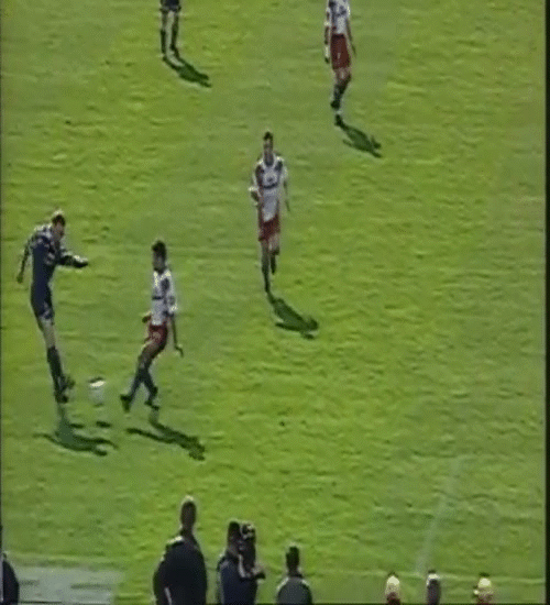 Những pha căng ngang của đối phương là tiềm ẩn của những pha đốt lưới nhà của các hậu vệ. Bóng có thể đập chân các hậu vệ và sẽ làm lỡ nhịp của thủ môn.