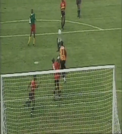 Công việc của những hậu vệ là đánh đầu phá bóng ra ngoài để bảo vệ khung thành nhưng nhiều lúc họ lại "làm phúc" cho đội bạn bằng những pha đánh đầu phản lưới.