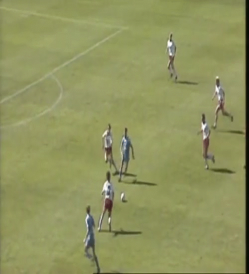 Đôi lúc không phải cố tình nhưng những hậu vệ lại trở thành tội đồ đáng lên án. Chỉ lệch chân trong pha phá bóng thôi thì cũng là mối đe dọa to lớn với khung thành đội nhà.