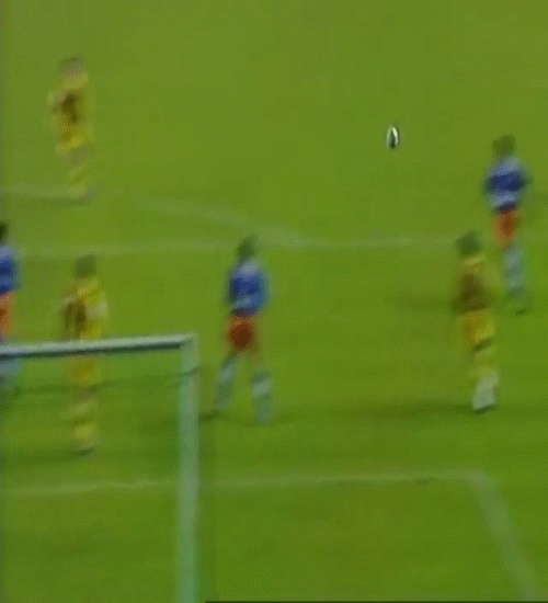 Thay vì việc đánh đầu về lên để giải nguy cho khung thành thì hậu vệ áo xanh đã chọn cách là đánh đầu về làm khó thủ môn của chính đội mình. (nguồn ảnh Youtube).