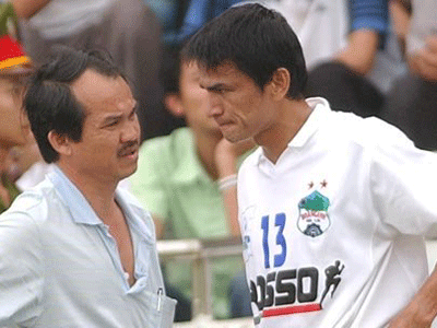 Khi CLB HAGL mới thành lập, ông bầu Đoàn Nguyên Đức đã phải cất công sang Thái Lan để "thỉnh" thần đồng bóng đá Thái Lan lúc đó là Kiatisak về để giúp ông xây dựng đội bóng và được hưởng nhiều đặc quyền về đội bóng. Ảnh: Motthegioi.