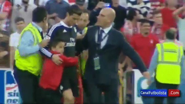 Cristiano Ronaldo là cầu thủ có rất nhiều fan cuồng trên thế giới. Trong trận gặp Granada, sau khi trận đấu kết thúc, một fan nhí đã lao xuống sân ôm chặt Ronaldo và không cho cầu thủ này vào phòng thay đồ. Ảnh: Clipyoutube.