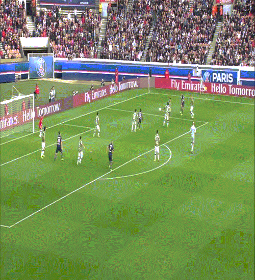 2. Tiếp theo là tình huống tiếp bóng bằng gót thành bàn của Zlatan Ibrahimovic (PSG) vào lưới của Bastia.