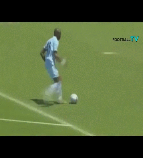Balotelli không chỉ ngỗ ngược ngoài đời mà anh còn ngỗ ngược trong sân bóng. Trong chuyến du đấu tại Mỹ của Manchester City, "Bad Boy" có một pha xoay người đánh gót rất vô duyên.