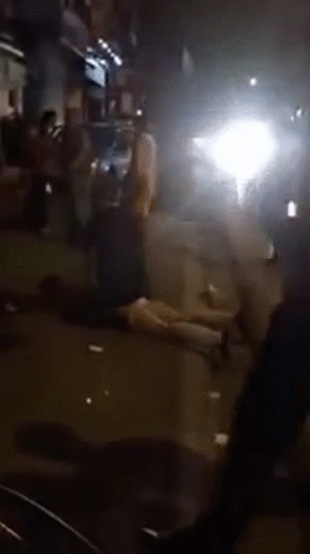 Từ tối qua, cư dân mạng truyền tay nhau clip ghi lại cảnh xô xát giữa một tài xế ô tô và một người đàn ông đứng tuổi được cho là Chu Hùng - diễn viên nổi tiếng của seri phim truyền hình Cảnh sát hình với vai "Bắc Đại Bàng". Hình ảnh từ clip cho thấy, sau vài phút vật lộn, tài xế đã bị diễn viên Chu Hùng trấn áp, khóa tay đợi công an phường tới giải quyết. Ảnh cắt từ clip.