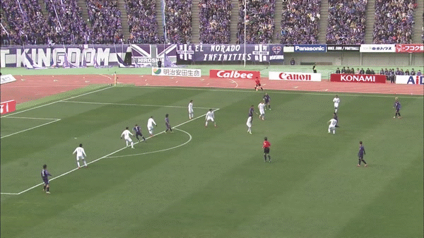 5. Bàn thắng của Hisato Sato (Sanfrecce Hiroshima) trong trận gặp Kawasaki Frontale cũng nằm trong top đề cử của FIFA năm nay.
