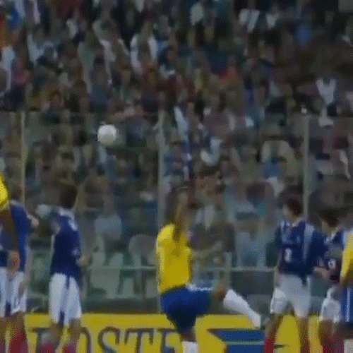 Roberto Carlos (Brazil): có một siêu phẩm trong trận chung kết World Cup 1998 với ĐT Pháp từ một cú đá phạt, bóng đi từ bên hông hàng rào đá phạt của ĐT Pháp và bay vào lưới với sự bất ngờ của thủ thành Fabien Barthez.