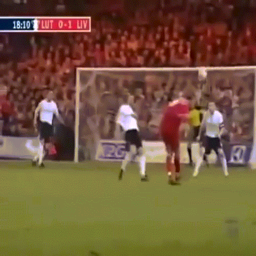 Steven Gerrard (Liverpool): cũng là cầu thủ có cái chân phải rất nguy hiểm, anh không chỉ có những cú sút như búa bổ mà đôi khi nó lại là những cú lừa hình trái chuối rất đẹp.