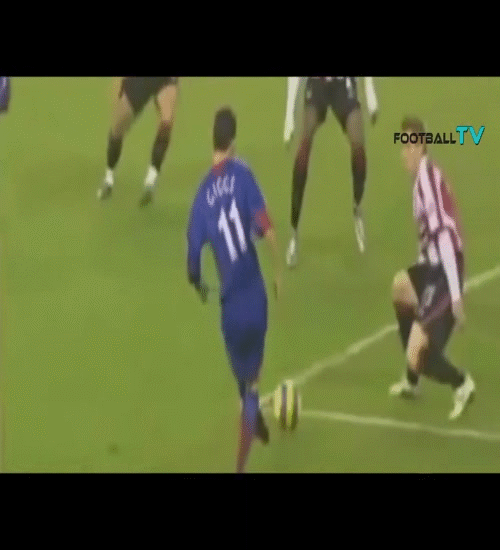 Kình địch của Messi là Ronaldo cũng không phải ngoại lệ, tình huống của Cr7 đá ra ngoài còn khó hơn đá vào gôn.