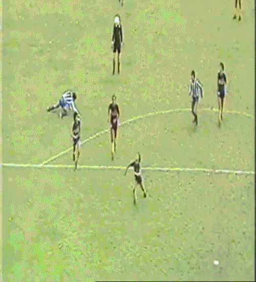 Không chỉ đánh đầu, các hậu vệ còn có thể phá bóng bằng chân để giải nguy cho đội nhà nhưng có những tình huống họ phá bóng trượt sẽ trở thành siêu phẩm của đội bạn.