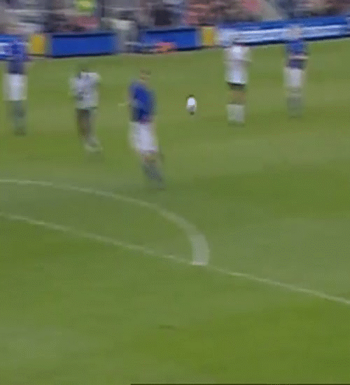 Trong trận đấu giữa Everton và Westham tại Premier League, sự phối hợp không ăn ý giữa hậu vệ và thủ môn của Everton đã biếu không cho Westham một bàn thắng.