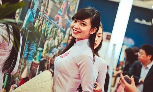 Thiếu nữ Việt duyên dáng áo dài gây chú ý tại TQ