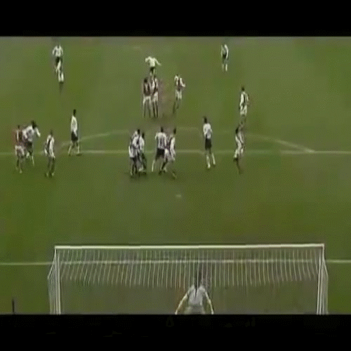Christian Ziege (Tottenham): đã để lại một siêu phẩm cũng với quỹ đạo hình trái chuối trên chấm đá phạt trong trận Tottenham gặp Arsenal tại Premier League.