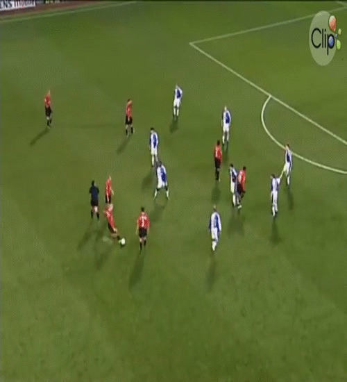 Tại trận đấu giữa M.U với Blackburn Rovers trên sân Ewood Park, Beckham đã thể hiện sự tinh quái của mình trong pha sút phạt. Khi quan sát thấy thủ môn Paul Robinson đã lên cao để chỉnh lại hàng rào thì Beck đã có một pha sút phạt nhanh và đưa bóng vào lưới dù thủ thành Robinson có chạm được vài đầu ngón tay vào bóng.