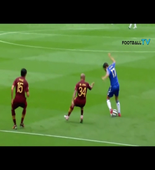 Eden Hazard (Chelsea) có một pha mắc lỗi ngớ ngẩn vì lỗi dẫm bóng trong trận gặp đối thủ nặng kí Manchester City.