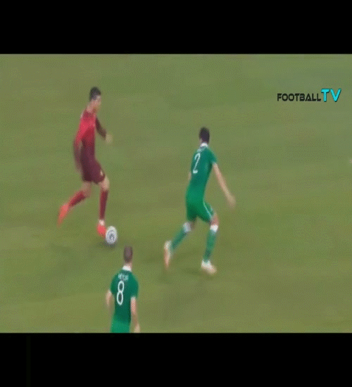 Cr7 có lẽ là ngôi sao mắc nhiều lỗi trong những tình huống xử lý bóng nhất. Tại World Cup 2014, Cr7 có một pha đảo chân rồi tự vấp ngã rất hồn nhiên.