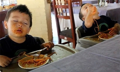 Các tư thế ngủ siêu dễ thương của bé (4)