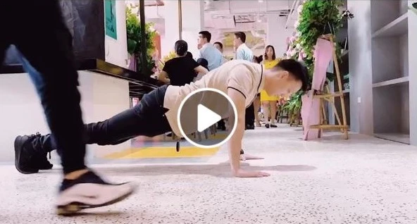 Tưởng lỗi thời, ai ngờ thử thách "kỳ lạ" này vừa comeback đã gây sốt