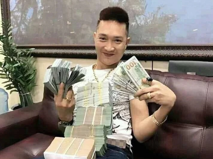 Huấn Hoa Hồng: Giang hồ mạng và những điều ít ai biết