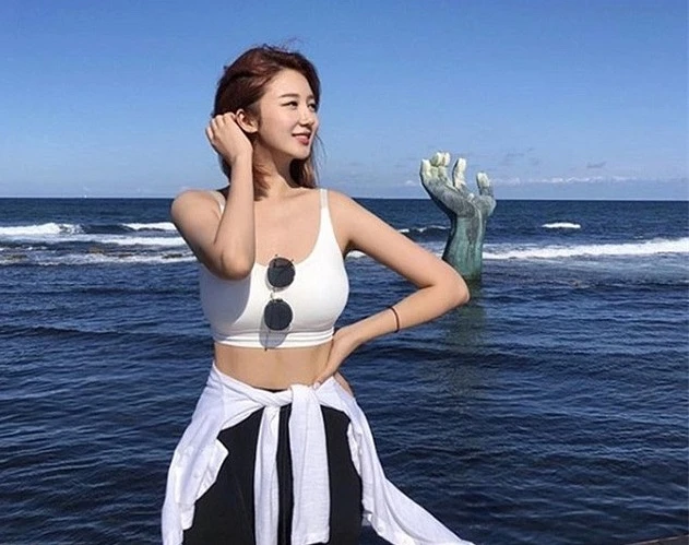Không cần hở bạo, gái xinh xứ Hàn vẫn khoe body "cực phẩm"