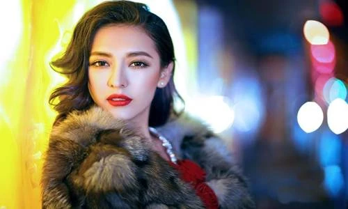 Nhan sắc kiều diễm của hot girl báo chí cao 1m78