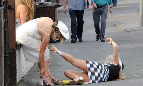 Quý cô xiêu vẹo trên giày cao gót sau lễ hội