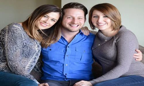 Chàng trai sinh hoạt chung với hai cô bạn gái xinh đẹp