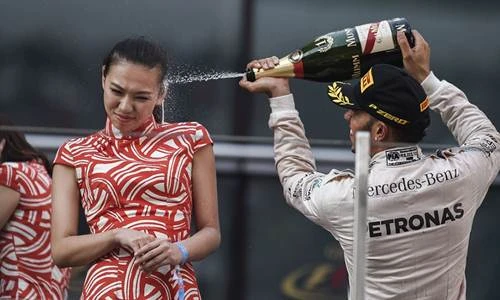 Tay đua phụt sâm panh vào mẫu nữ và cái kết đắng