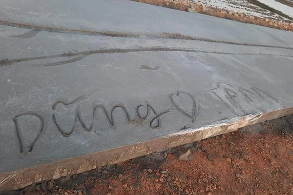 Giận tím người hình ảnh đường bê tông vừa đổ đã có kẻ ra phá