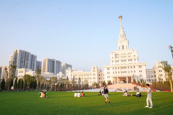 Đại học VinUni vô vàn góc sống ảo đẹp như lâu đài Châu Âu