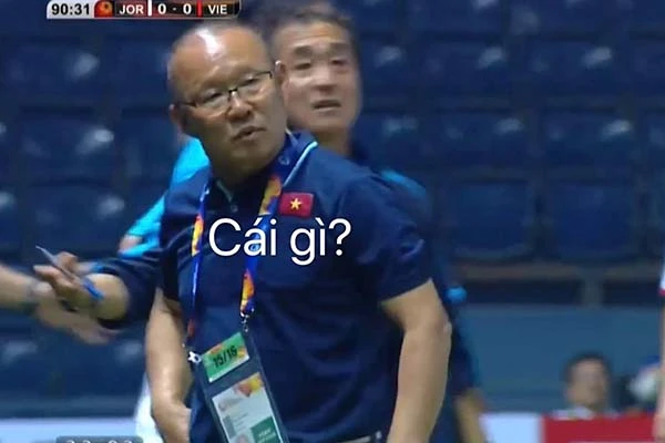 Fan phát hoảng với màn "cà khịa" trọng tài cực mạnh của HLV Park Hang-seo 