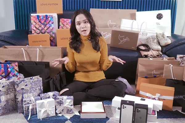 Sau cầu hôn, bạn gái Duy Mạnh lại khoe màn “đập hộp” hoành tráng