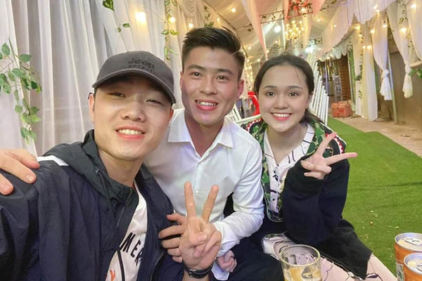 Xuân Trường gây bất ngờ khi có mặt tại đám hỏi của Duy Mạnh