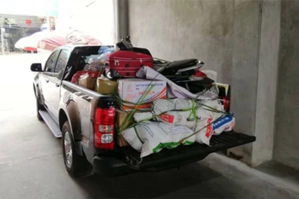 Choáng với chiếc xe chở cả quê hương lên phố sau dịp Tết 