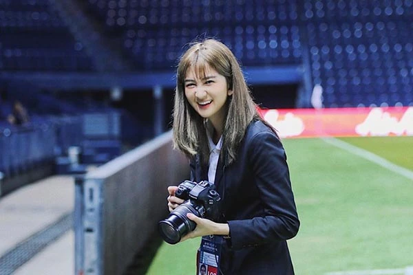 Nhan sắc miễn chê của hot girl điều phối viên cho U23 Việt Nam