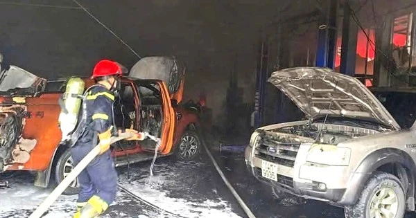 Hiện trường vụ cháy gara xe hơi thiêu rụi nhiều ô tô tại Hạ Long 