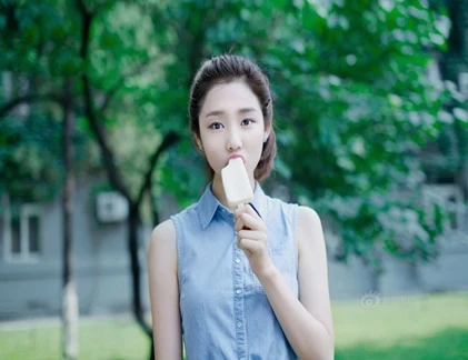 Ngắm hot girl ăn kem xinh đẹp thuần khiết đốn tim dân mạng