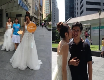 Gái trẻ mặc váy cưới bán nụ hôn để cứu mạng sống