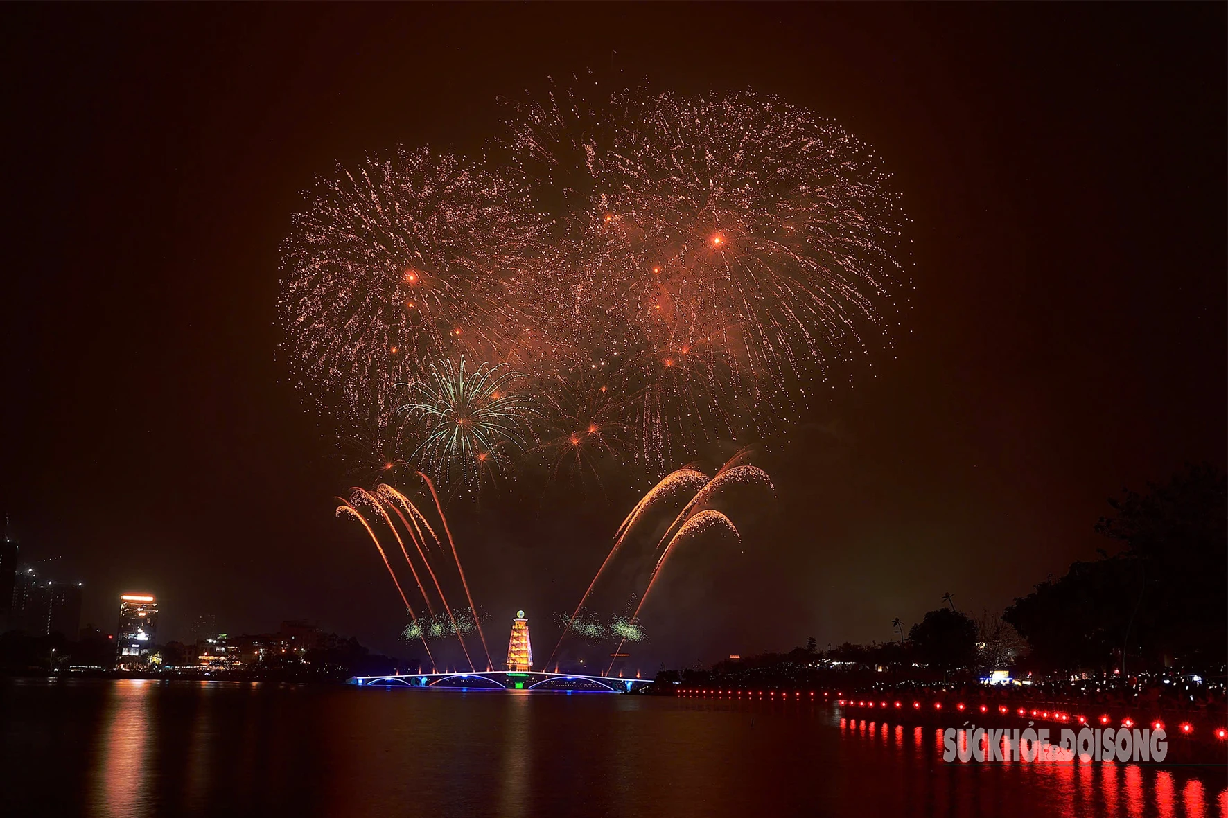 Mãn nhãn màn pháo hoa trên bầu trời Phú Thọ dịp Giỗ Tổ