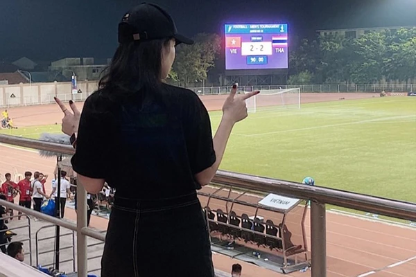 Chán đăng ảnh sống ảo, bạn gái Văn Hậu sang tận Philippines cổ vũ U22 Việt Nam