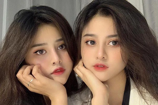 Đổ gục trước nhan sắc cặp chị em sinh đôi, dân mạng khen bố mẹ khéo đẻ