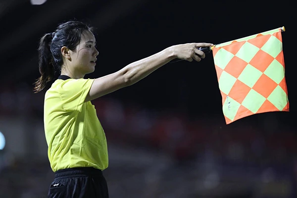 Truy tìm danh tính nữ trọng tài giúp tuyển nữ Việt Nam chiến thắng Philippines 