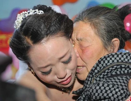 Xúc động đám cưới của cô gái mồ côi xinh đẹp 